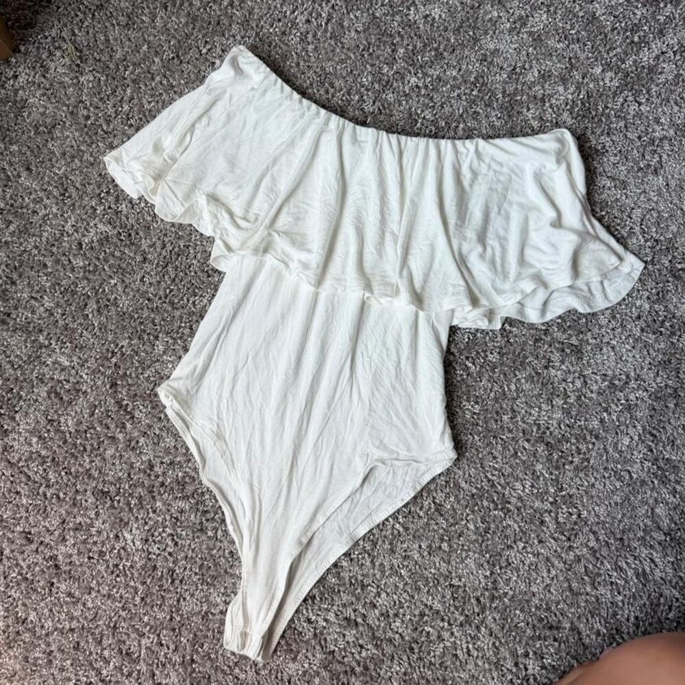 White Hummingbird bodysuit with ruffled sleeves in a size M.